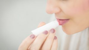 5 Rekomendasi Produk Lip Balm Terbaik untuk Bibir Kering, Pasti Sudah Familiar dengan Nomor 2