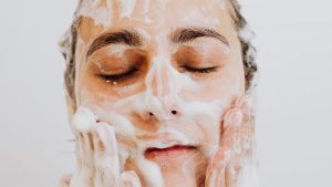 5 Keuntungan Menggunakan Facial Wash Secara Rutin