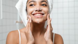 10 Rekomendasi Facial Wash Terbaik untuk Kulit Berjerawat, Sudah Pernah Coba yang Mana?