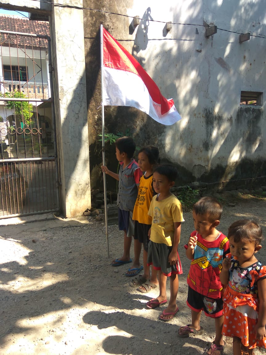 Momen peringatan hari kemerdekaan RI dengan berbagai rangkaian acara dan kegiatan merupakan waktu yang tepat untuk mengajari anak kita tentang makna kemerdekaan.