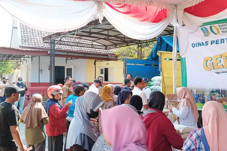 Bazar pangan murah di Gerakan Pangan Murah DKPP Provinsi Jatim bersama DKPP Kabupaten Kediri di Kantor Camat Pagu Selasa pagi