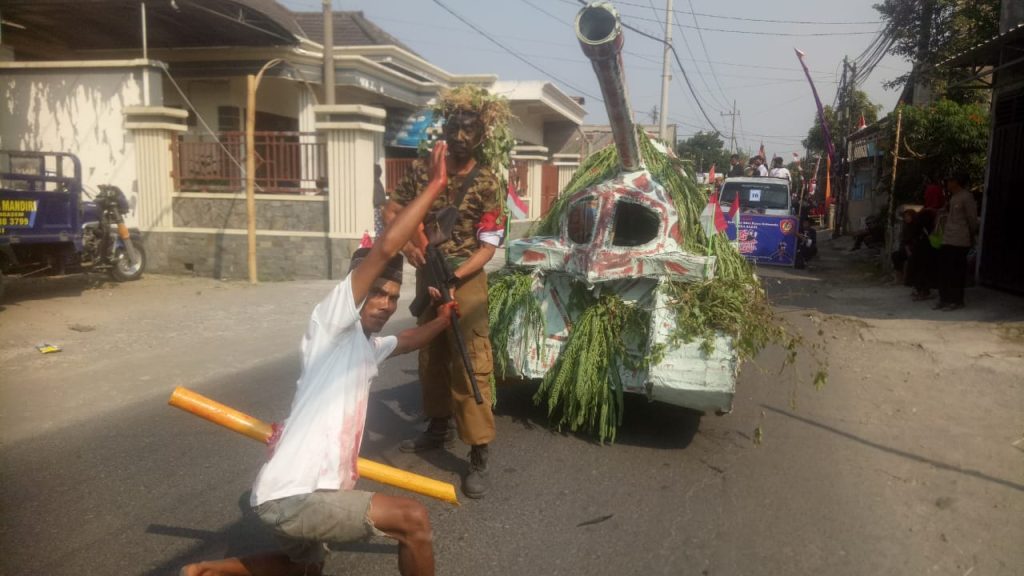 Peringati HUT Kemerdekaan RI, Warga Desa Kwadungan Kecamatan Ngasem Kabupaten Kediri Ikuti Jalan Sehat Kreatif, Semua Happy