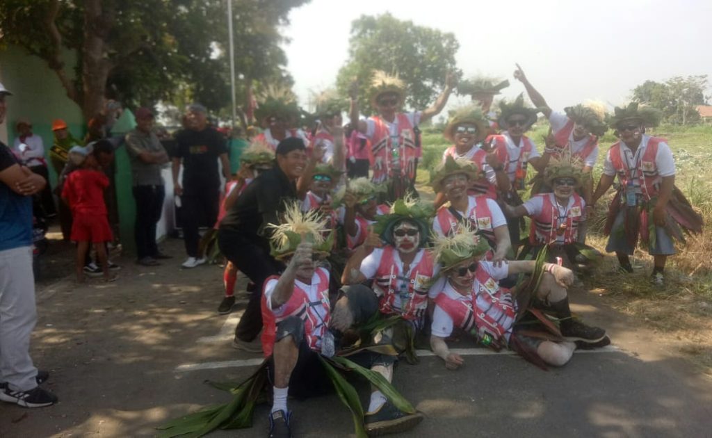 Lomba Gerak Jalan Kreasi Kecamatan Kayen Kidul Berlangsung Gempita, Riang dan Gembira