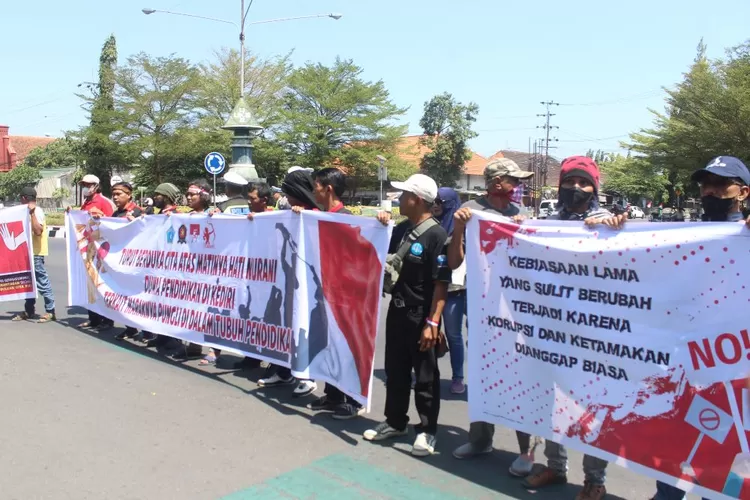 Diduga Marak Pungli di SMA/SMK, Puluhan Massa Beraksi di Kantor Cabdindik Wilayah Kediri