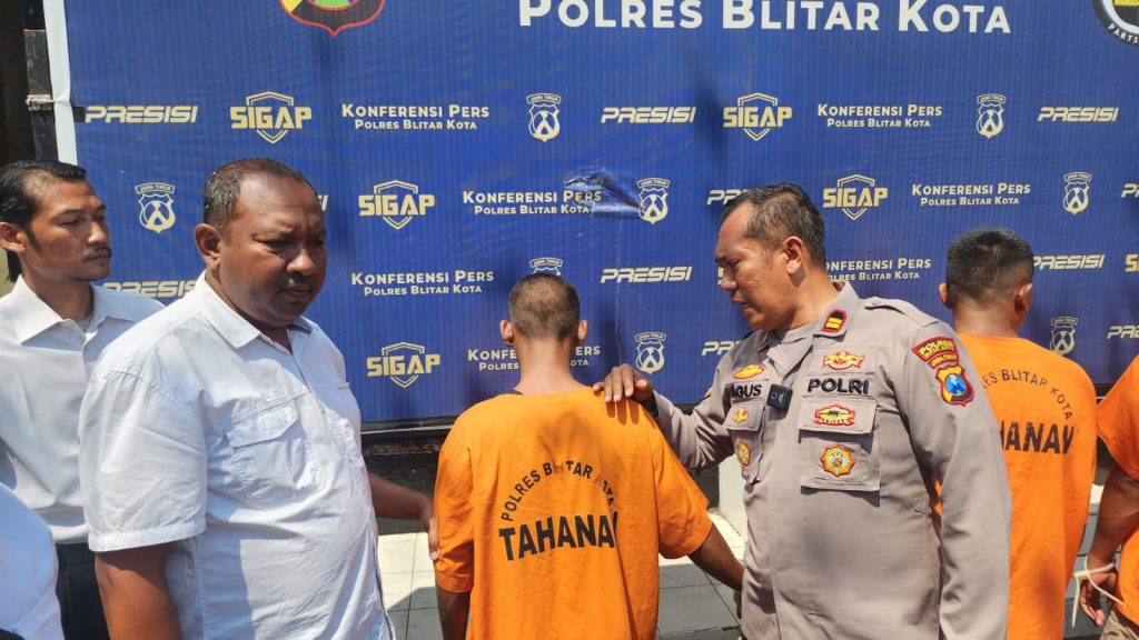 Polsek Ponggok berhasil mengungkap kasus pembobolan apotek. Pelaku ditangkap sehari sesudah beraksi