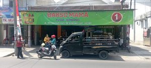 Pramusaji di Depot Bakso Mama Kediri Semua Laki-Laki. Apakah Itu Strategi ? Ternyata Ini Alasannya 