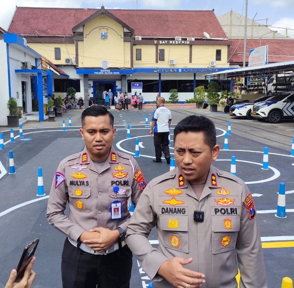 Kapolres Blitar Kota AKBP Danang Setiyo Pambudi Sukarno bersama Kasat Lantas AKP Mulya Sugiharta saat tinjau jalur ujian praktik