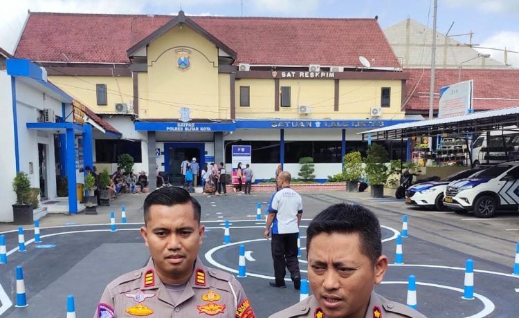 Kapolres Blitar Kota AKBP Danang Setiyo Pambudi Sukarno bersama Kasat Lantas AKP Mulya Sugiharta saat tinjau jalur ujian praktik
