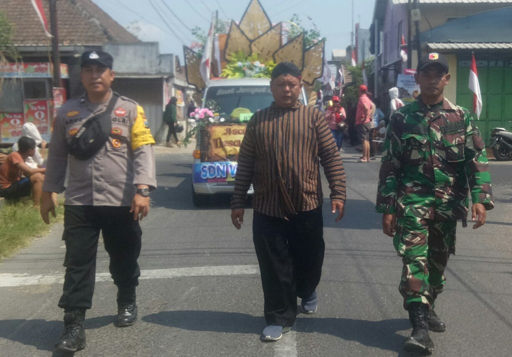 Berbagai ragam kostum dan pakaian yang unik, lucu dan menarik ditampilkan peserta kegiatan karnaval Kelurahan Wonojoyo Kecamatan Gurah Kabupaten Kediri, Minggu