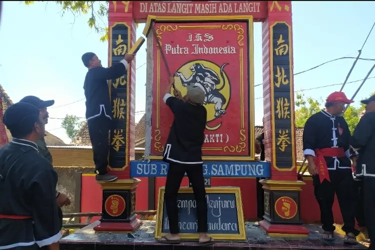 Sejumlah pendekar Ikatan Keluarga Silat Putra Indonesia (IKSPI) "Kera Sakti" secara sukarela dan ikhlas membongkar sendiri tugu kebanggaan perguruan silat mereka