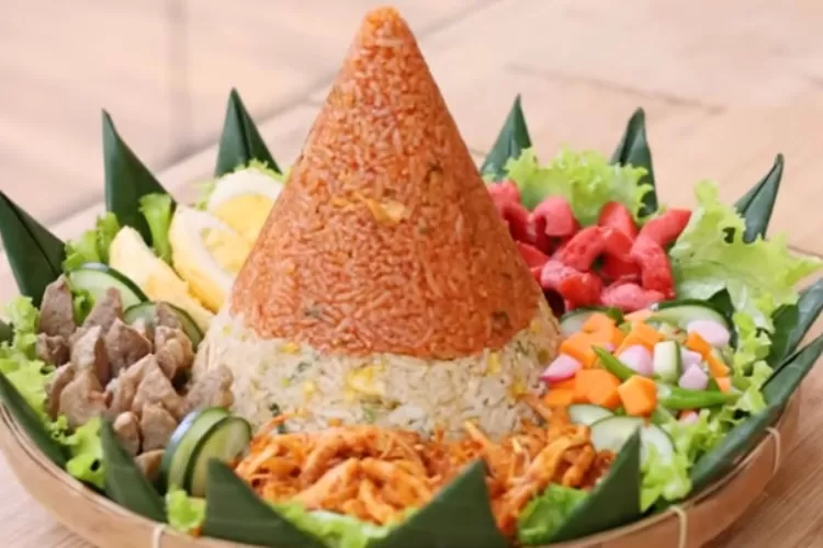 nstruktur memasak jebolan MasterChef Indonesia sesi 5, Chef Devina Hermawan membagikan Resep Nasi Goreng Tumpeng Merah Putih yang bisa dijadikan ide menu suguhan di peringatan hari Kemerdekaan