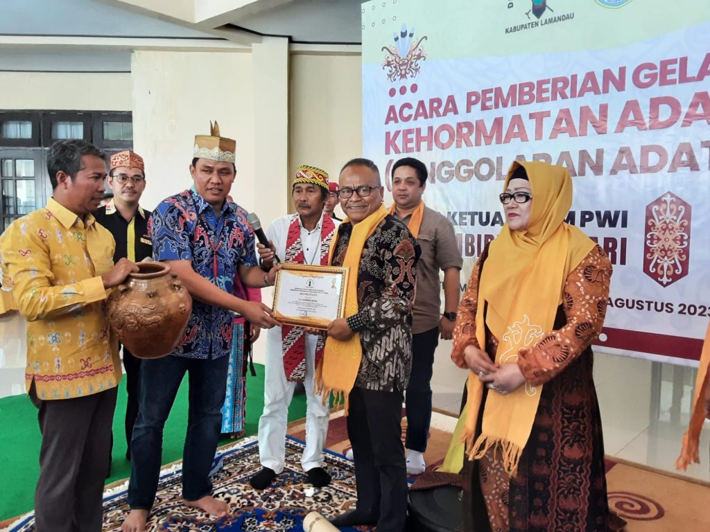 Ketum PWI Pusat Dapat Anugerah Lewat Penggolaran Adat Dayak, Ini Gelarnya