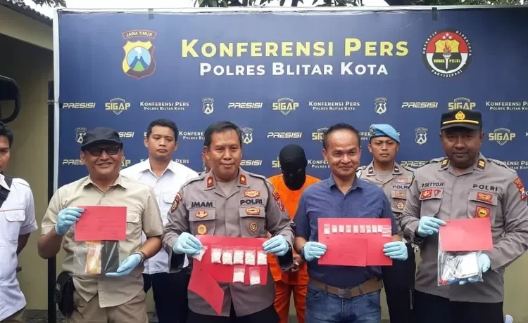 Polsek Sukorejo Kota Blitar mengamankan ASP (27) warga Karangsari Kecamatan Sukorejo Kota Blitar yang menjadi kurir narkoba jenis sabu-sabu dan pil double L