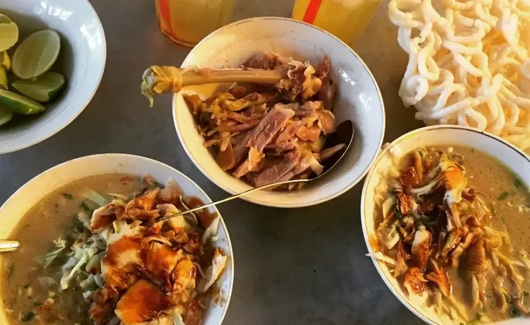 Ada banyak jenis kuliner yang menggoda selera dan sangat layak untuk dicoba di Kota Kediri, seperti Soto Bok Ijo Kediri yang sudah berdiri sejak bertahun-tahun yang lalu