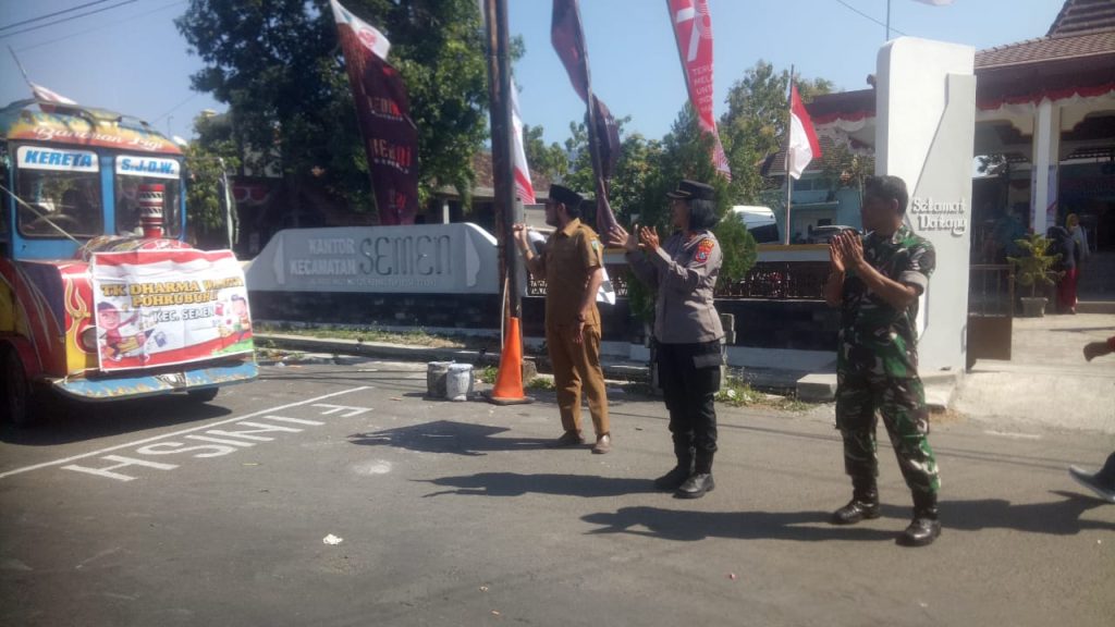 Siswa-Siswi TK di Kecamatan Semen Naik Kereta Kelinci, Ikuti Karnaval HUT Kemerdekaan RI