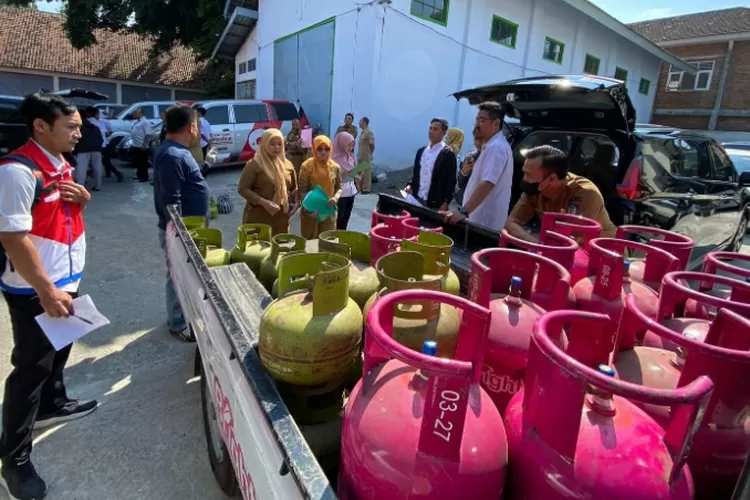 Dinas Perdagangan (Disdag) Kabupaten Kediri mengakui sebanyak 500 Aparat Sipil Negara (ASN) di Kabupaten Kediri selama ini memakai LPG bersubsidi. Padahal ASN bukan termasuk golongan yang berhak memakai LPG bersubsidi