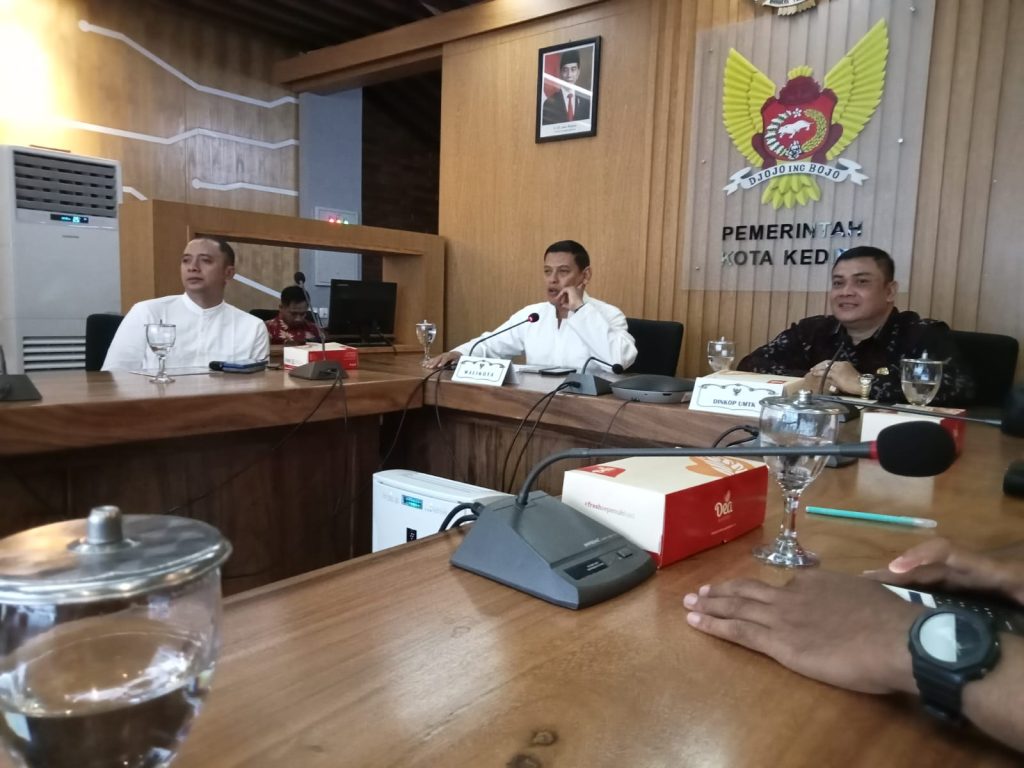 Dinas Koperasi Usaha Mikro dan Tenaga Kerja Kota Kediri (DINKOPUMTK) menggulirkan sejumlah program guna menghindarkan warga terjerat renternir atau lintah darat.