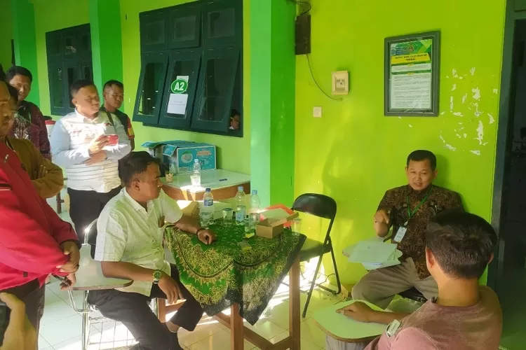 Masyarakat Desa Tegalombo, Kecamatan Kauman, Ponorogo bergolak sebab penyelenggaraan seleksi perangkat desa di desa setempat diduga dimainkan.