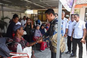 Ribuan Warga  Kelurahan Tosaren Dapat Bantuan Pangan Beras, Diserahkan Langsung Wali Kota Kediri Mas Abu, Lurah Tosaren Sampaikan Terimakasih