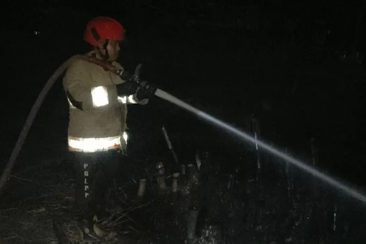 Gudang jagung milik Nur Rofii yang terbakar dan dipadamkan petugas Damkar Kabupaten Kediri Senin pagi (ist)