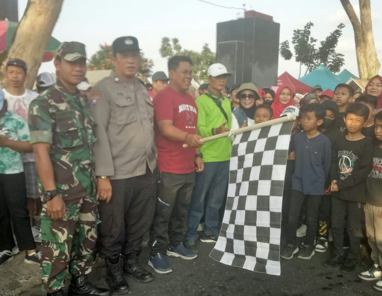 Ribuan Warga Kelurahan Tosaren Berbaur, Tumplek-Blek Ramaikan Jalan Santai Penutup Rangkaian Peringatan HUT RI -78