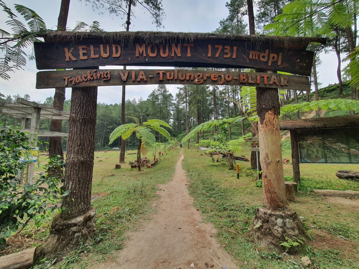 Jalur Pendakian ke Puncak Gunung Kelud Ditutup Sementara