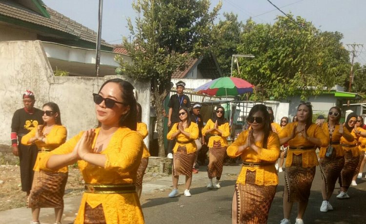 Ratusan warga Lingkungan RW 01 Kelurahan Ngronggo Kota Kediri gembira dan bahagia. Mereka mengikuti Karnaval Askada 2023