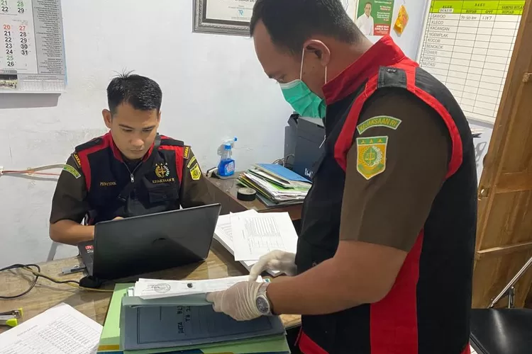 Tim penyidik dari Kejaksaan Negeri (Kejari) Ponorogo menggeledah Kantor Balai Desa Sawoo untuk mencari barang bukti dari dugaan kasus pungli yang melibatkan oknum perangkat dan kepala desa