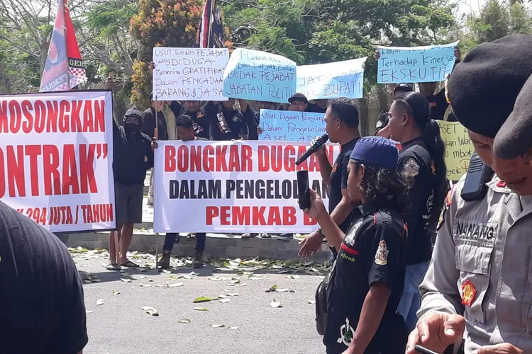 Puluhan massa dari Gerakan Pembaharuan Indonesia (GPI) geruduk Kantor Pemkab Blitar