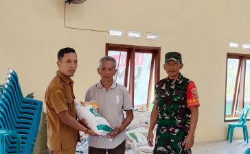 Sebanyak 281 warga Desa Ngadiluwih Kecamatan Ngadiluwih Kabupaten Kediri sumringah alias gembira karena mereka berkumpul di balai desa setempat untuk mendapatkan bantuan berupa beras