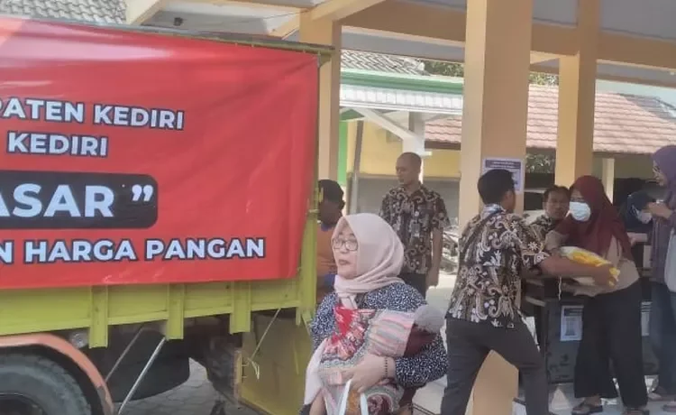 Operasi pasar murah di Kabupaten Kediri sebagai upaya Pemkab Kediri menstabilkan harga sembako masih digelar di September