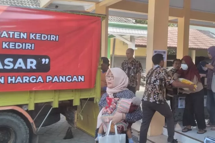 Operasi pasar murah di Kabupaten Kediri sebagai upaya Pemkab Kediri menstabilkan harga sembako masih digelar di September