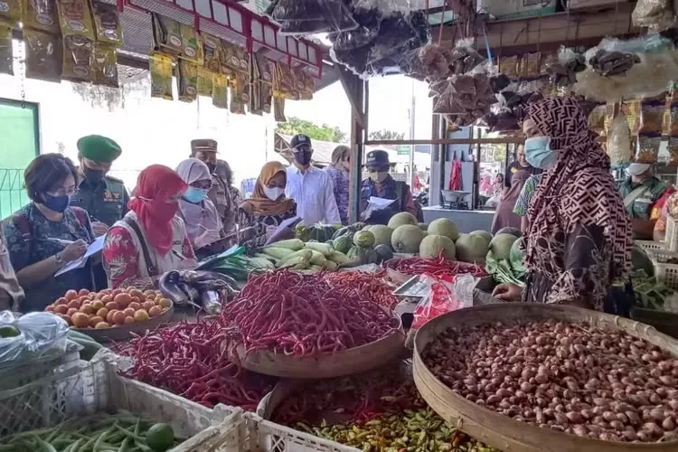 Pedagang kebutuhan sayur mayur di pasar Pamenang Pare (bakti)