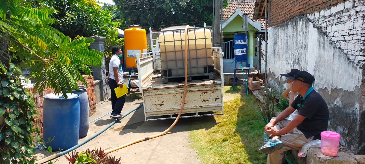 Pengelola SPBU Tempurejo Kecamatan Pesantren Kota Kediri melakukan penyedotan sumur yang terdampak kebocoran minyak