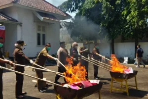 Kejaksaan Negeri Kediri Musnahkan 37 Karung Pupuk Ilegal, Ini Penjelasan Kajari 