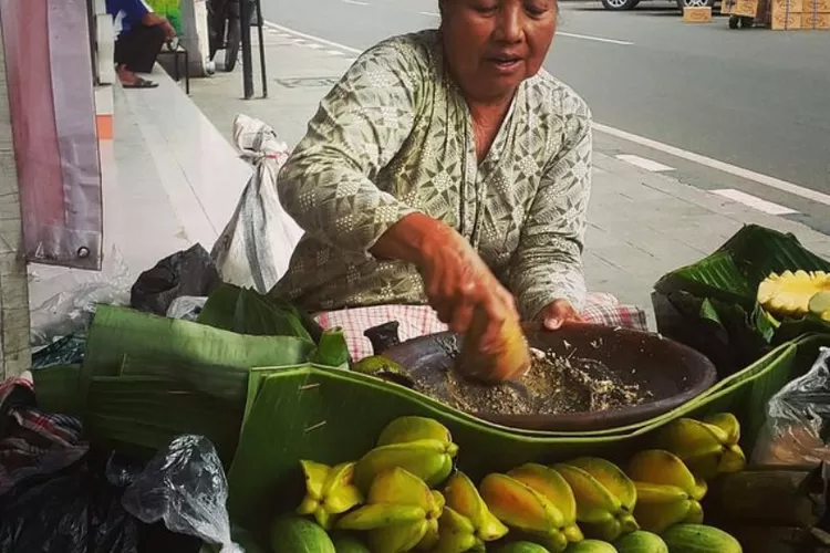 Rujak Cingur Depan Aries Motor di Jln Dhoho Kediri Selalu Antre, Apa Sih Istimewanya ?