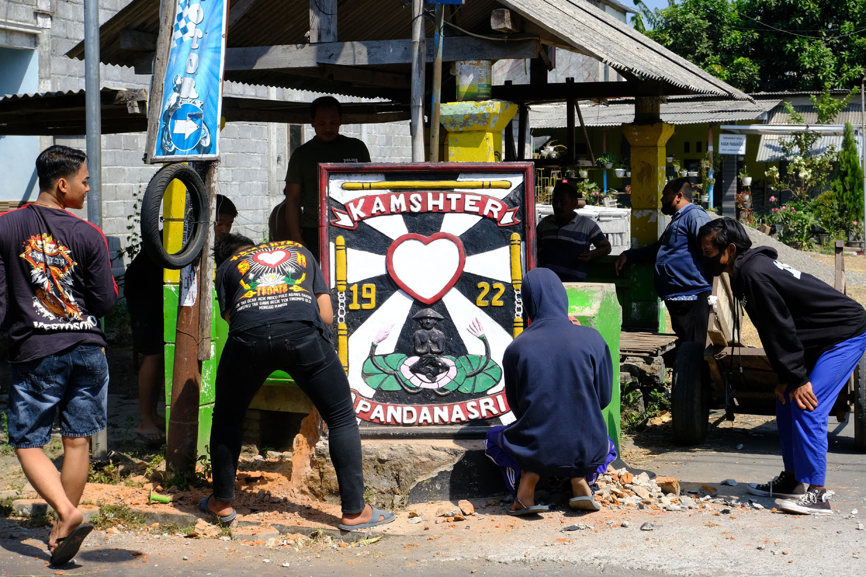 Kapolres Nganjuk Mendorong pembongkaran tugu yang menjadi simbol organisasi perguruan pencak silat di wilayah hukumnya