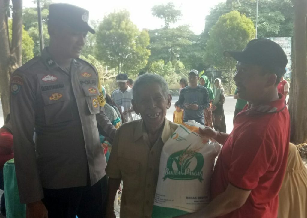 Ratusan Warga Desa Turus Kabupaten Kediri Dapat Bantuan Sosial Beras