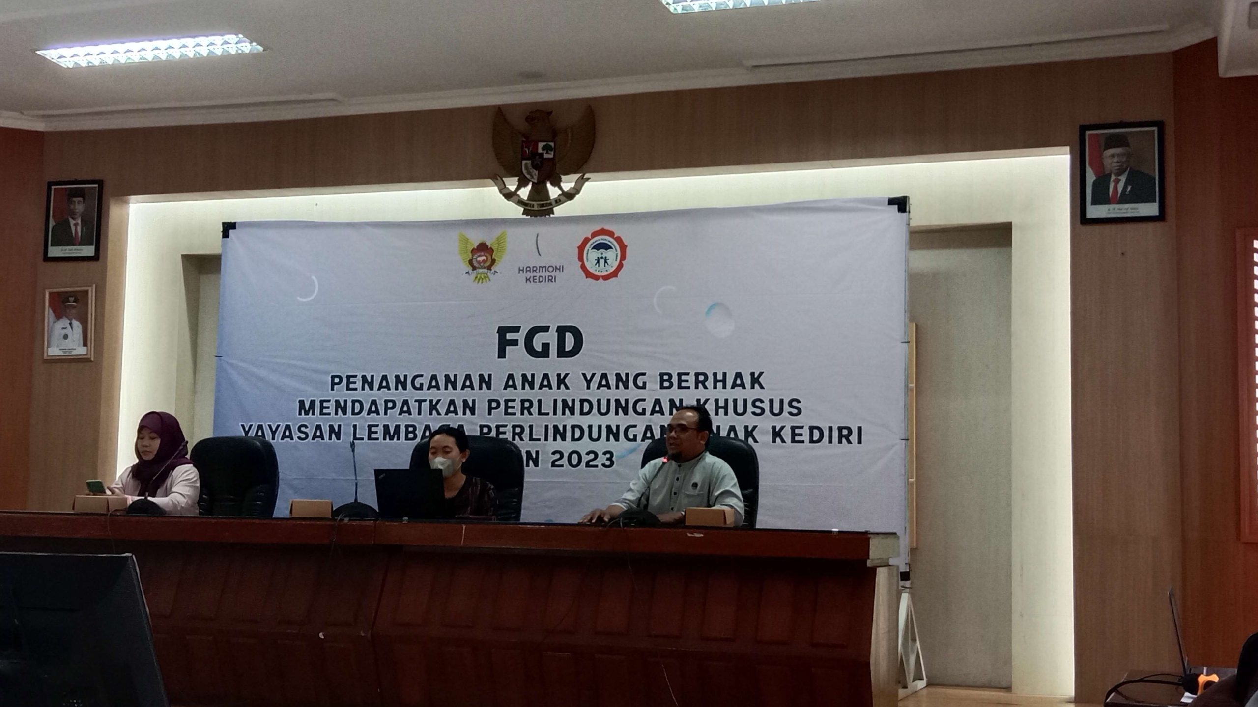 Yayasan Lembaga Perlindungan Anak (YLPA) Kediri menggelar focus group discussion (FGD) dengan para jurnalis Kediri, di Aula Kilisuci Pemerintah Kota Kediri