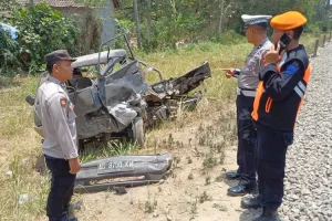 Mesin Mati Saat Melintas di Rel, Pikap Suzuki Carry Dihantam KA di Srengat Blitar