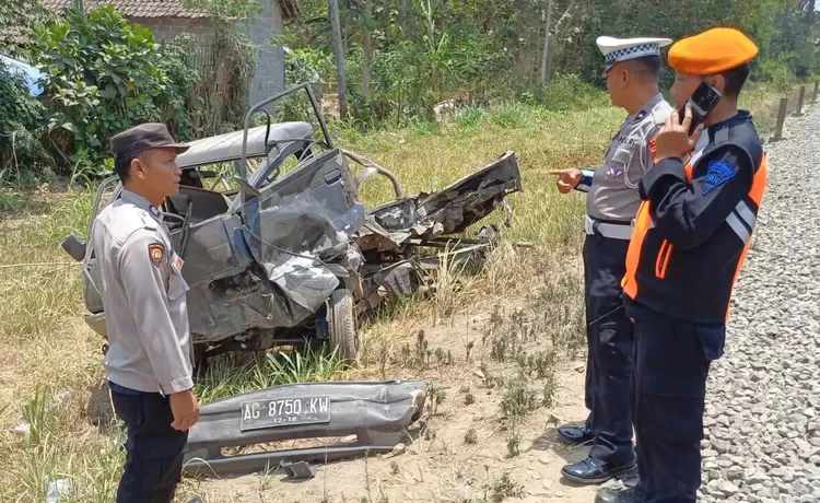 Kondisi pikap yang hancur usai terhantam KA Singasari di Desa Kandangan, Kecamatan Srengat. (Aziz)