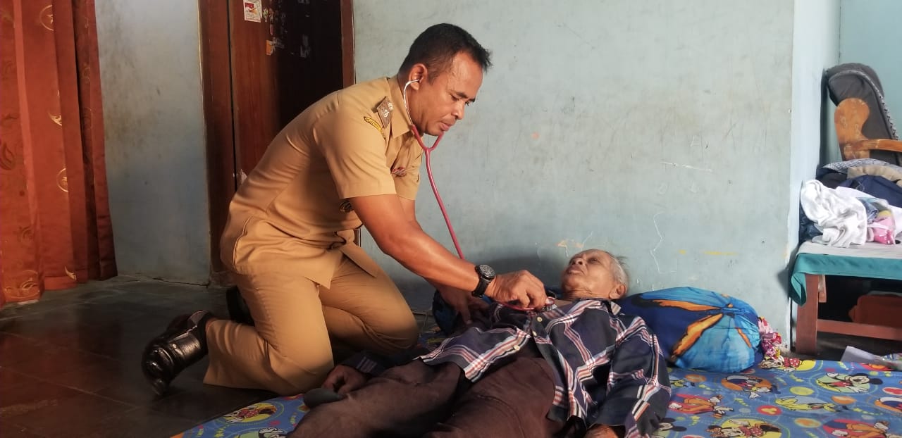 Tenaga Kesehatan yang Menjadi Kades Bulu Kecamatan Semen, Terjun Langsung Obati Warga yang Sakit