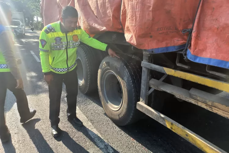 Tragis, Seorang Anak Usia 10 Tahun Jadi Korban Laka di Jalan Raya Gresik – Lamongan, Meninggal di Kolong Truk Trailer   