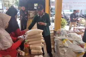 Selisih 3 Ribu, Warga Desa Dimong Madiun Serbu Pasar Murah 