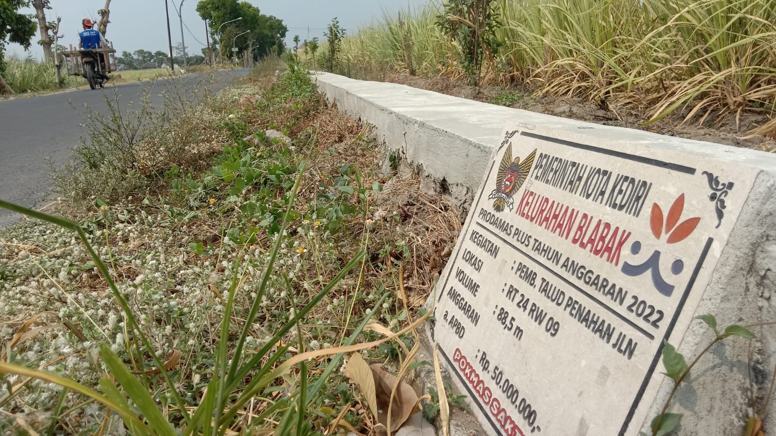 Pembangunan Talud Penahan Jalan dari Dana Prodamas di Kelurahan Blabak Diduga Tanpa Usulan RT dan Lokasinya Masuk Wilayah Kabupaten Kediri