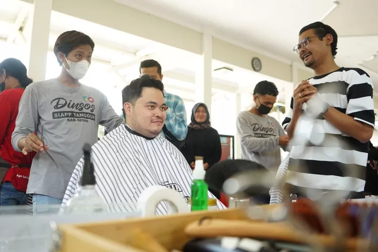 Bupati Kediri Potong Rambut di Joglo Kantor Pemkab Kediri, Tukang Potongnya Barberman yang Baru Ikut Pelatihan