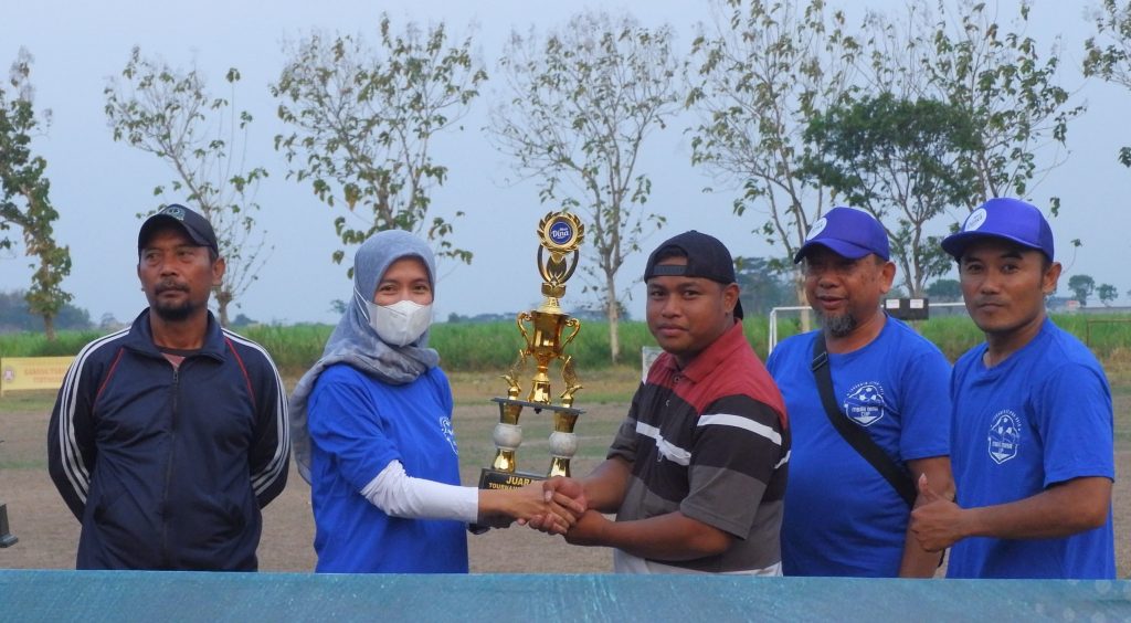 Guna Menjalin Silaturahmi, Mbak Dina, Anggota DPRD Kota Kediri Gelar Turnamen Sepak Bola U-40