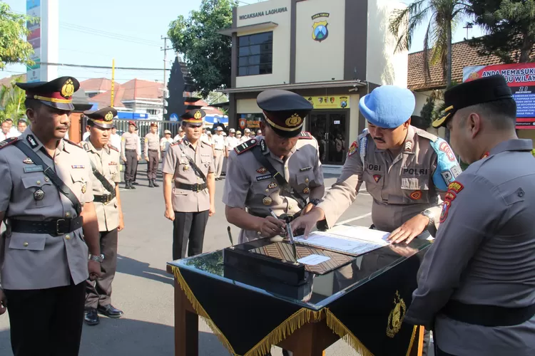 Kasat Resnarkoba Polres Kediri Kota dan Kapolsek Tarokan Berganti
