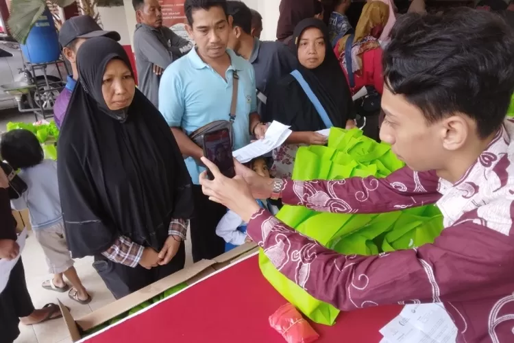 Ratusan warga memadati Aula Kecamatan Kepanjenkidul, Kota Blitar untuk menerima bantuan telur dan daging ayam yang merupakan bantuan dari Badan Pangan Nasional atau Bapanas