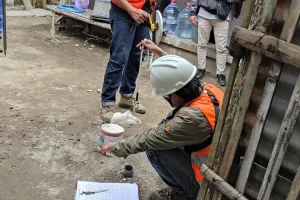 Tim PPLH Kunjungi Sumur Warga Tempurejo Kota Kediri yang Jadi Korban Kebocoran Pipa SPBU